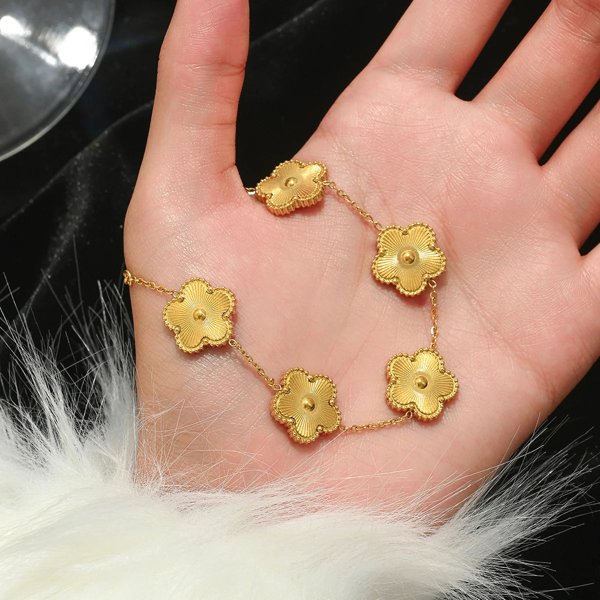 LuckyCharm™ – Jouw Dagelijkse Geluk in een Stijlvolle Armband